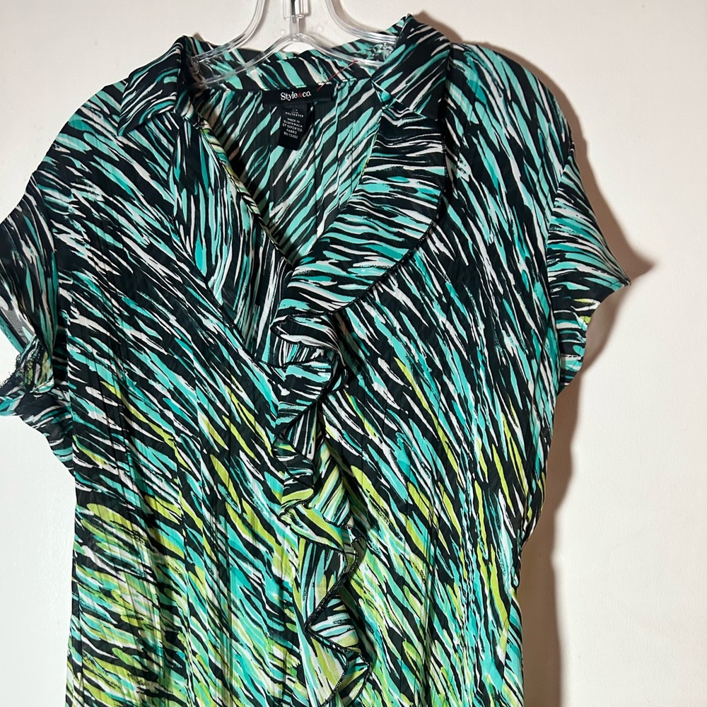Style & Ci Sz 14 Green Geometric Mom Core Ruffle Top